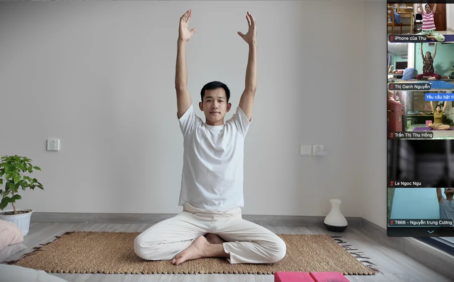 Huấn luyện viên Tâm Đức An hướng dẫn thở và vận động trong lớp Zoom