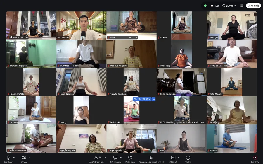 Nhiều học viên đủ lứa tuổi cùng thiền định trong một buổi Lớp Thở Online khác